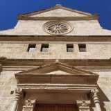 Il prospetto principale dallo slancio verticale � caratterizzato da un rosone in stile romanico e da un architrave sormontato da un timpano triangolare che domina l�ordine inferiore